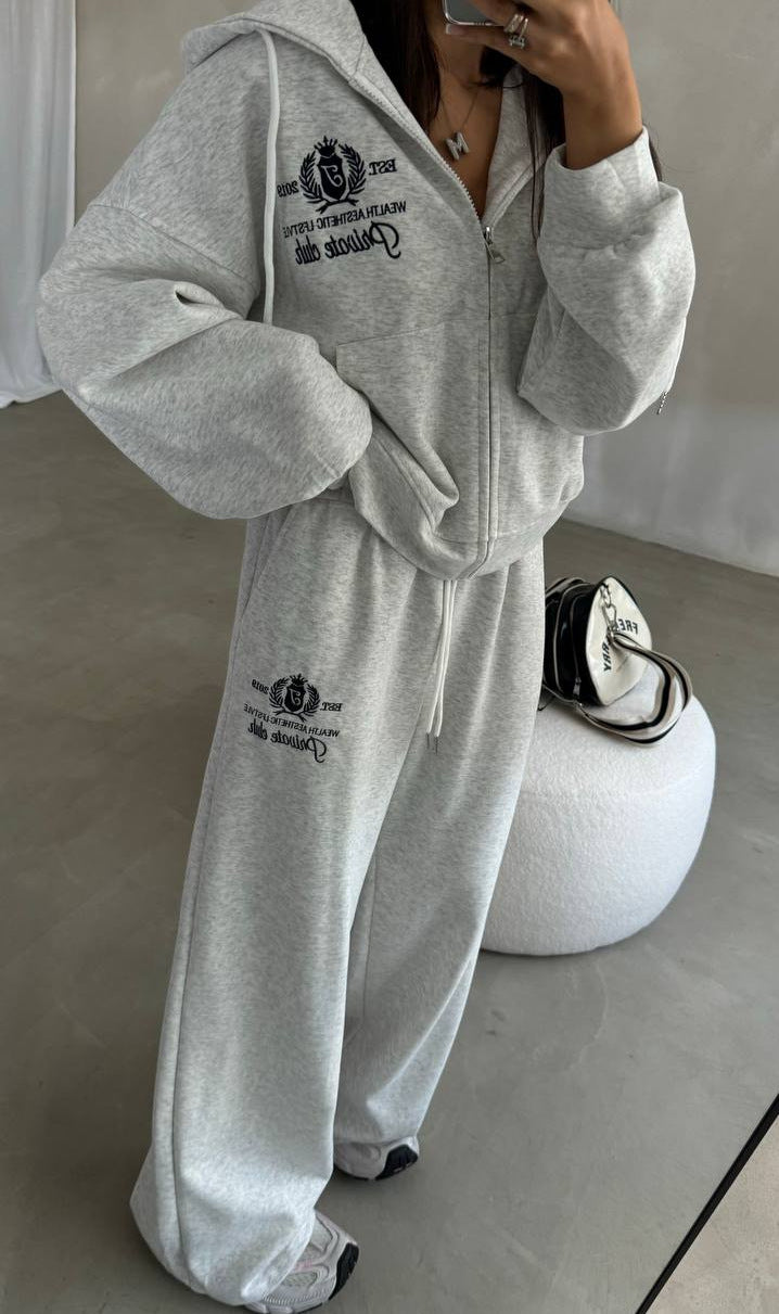 Kvinnenes avslappede sportdrakt i moderne oversized stil med høy krage og praktisk glidelås Skjora
