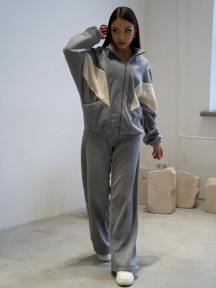 Damer avslappet fleece drakt med sporty passform og store lommer Skjora