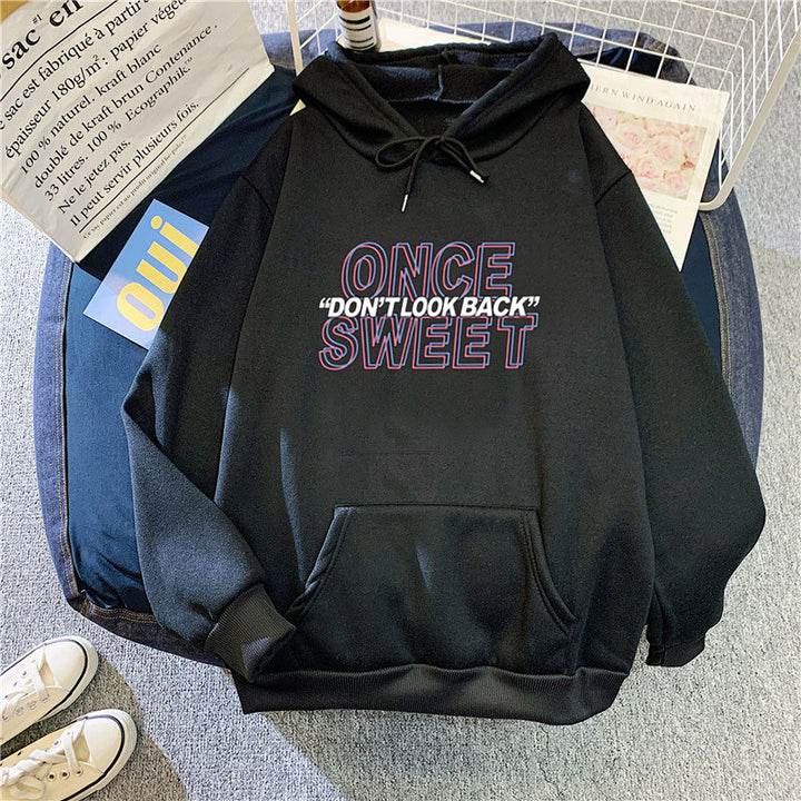 Dame hoodie med moderne motiv og behagelig passform Skjora