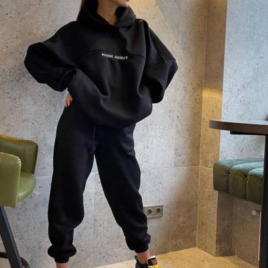 Dame Casual hoodie og joggesett laget av myk fleece med dekorative sømmer Skjora