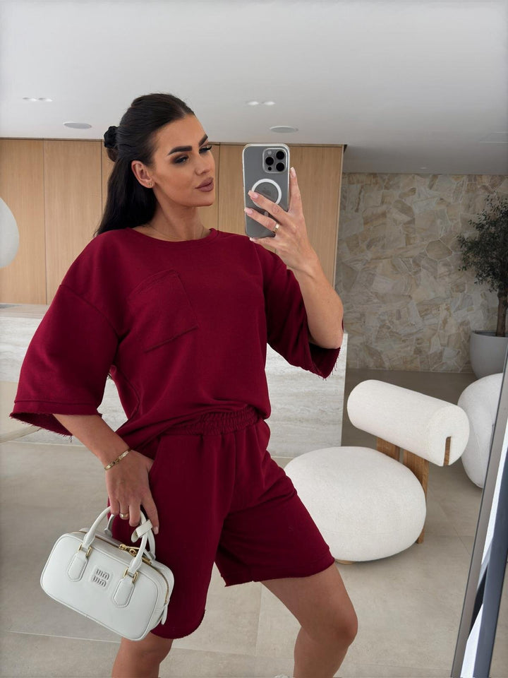 Kvinnens avslappende lounge-sett med oversized topp og komfortable shorts