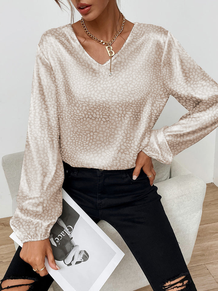 Kvinnes elegant bluse topp med v-hals og voluminøse ermer Skjora
