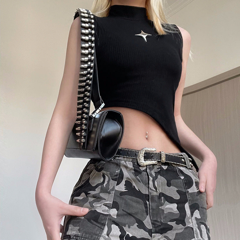 Damer asymmetrisk crop-top med moderne design og dekorative detaljer Skjora