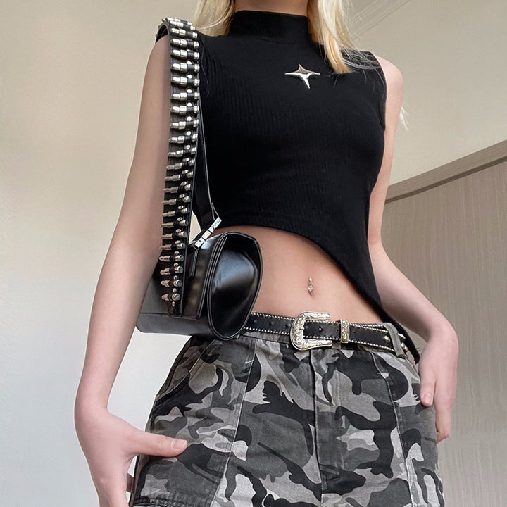 Damer asymmetrisk crop-top med moderne design og dekorative detaljer Skjora
