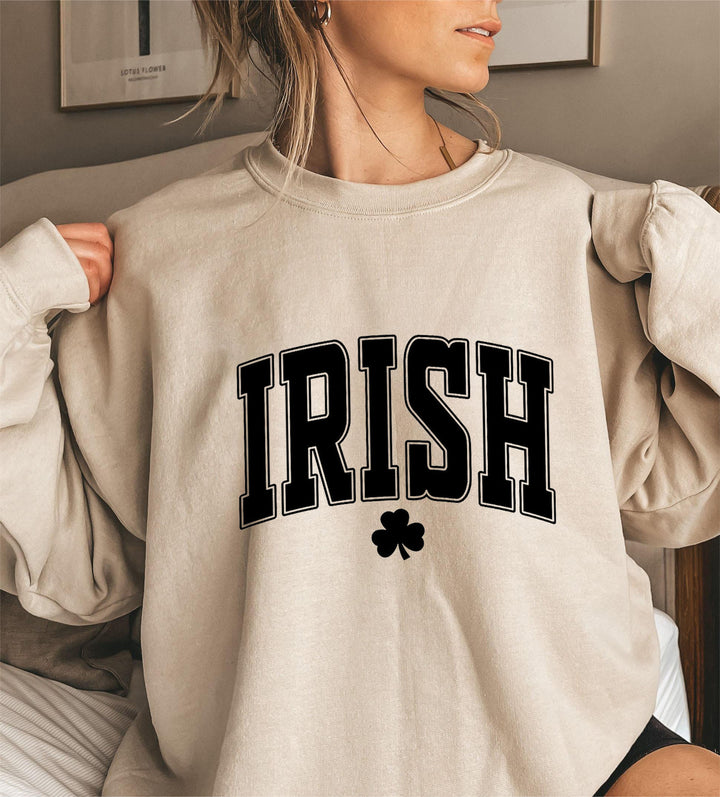 Kvinnens sweatshirt med moderne irsk designfokus Skjora