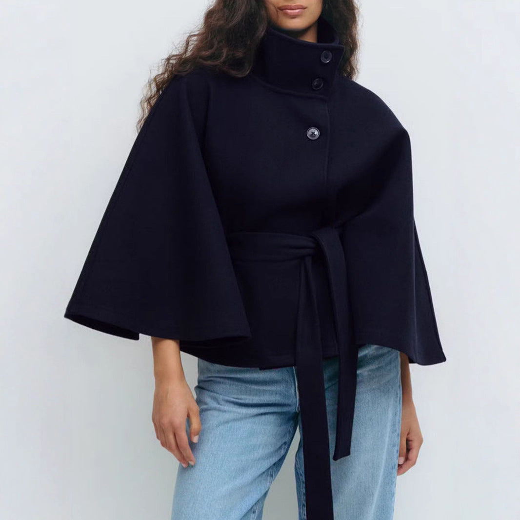 Kvinnes trendy oversized omslagsjakke med høy krage og belte Skjora