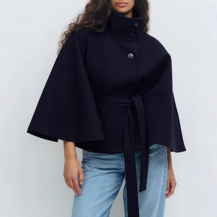Kvinnes trendy oversized omslagsjakke med høy krage og belte Skjora