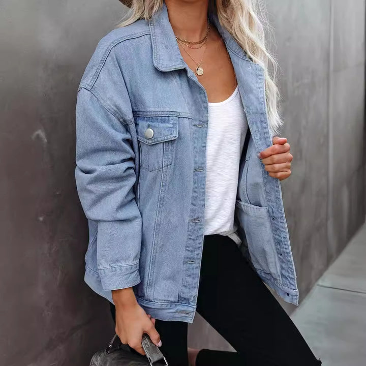 Kvinne casual denimjakke i oversized passform med brystlommer Skjora