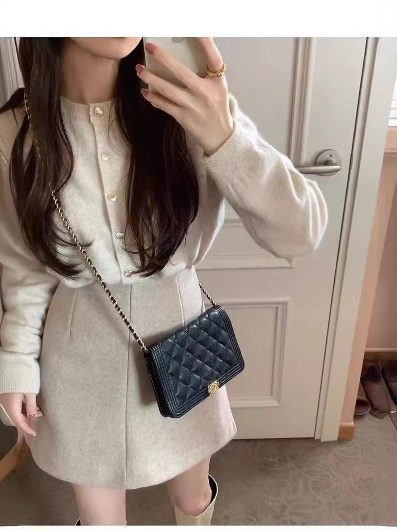 Dame finstrikket cardigan med dekorative knapper og stilfullt snitt Skjora