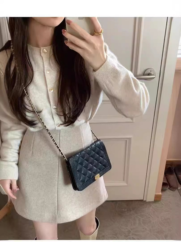 Dame finstrikket cardigan med dekorative knapper og stilfullt snitt Skjora