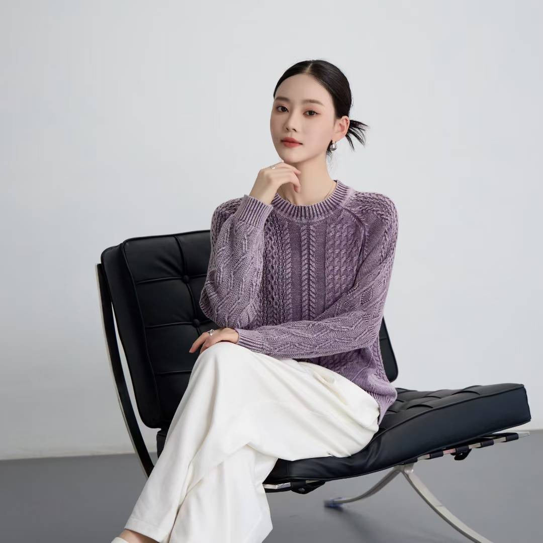 Kvinnes fashionable genser med strukturert kabeldesign og rund halslinning Skjora