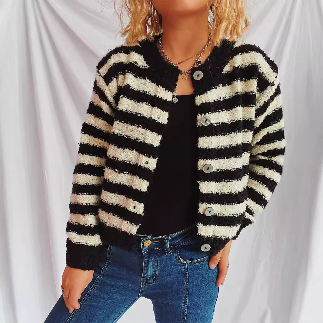 Dame koselig cardigan med moderne striper og knappe detaljer Skjora