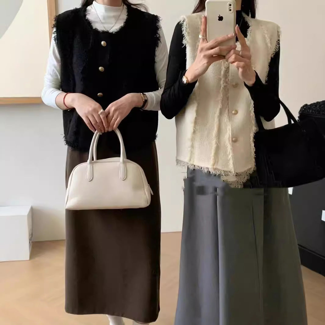 Dame sømløs strikket vest med elegante knappedetaljer og frynset kanter Skjora