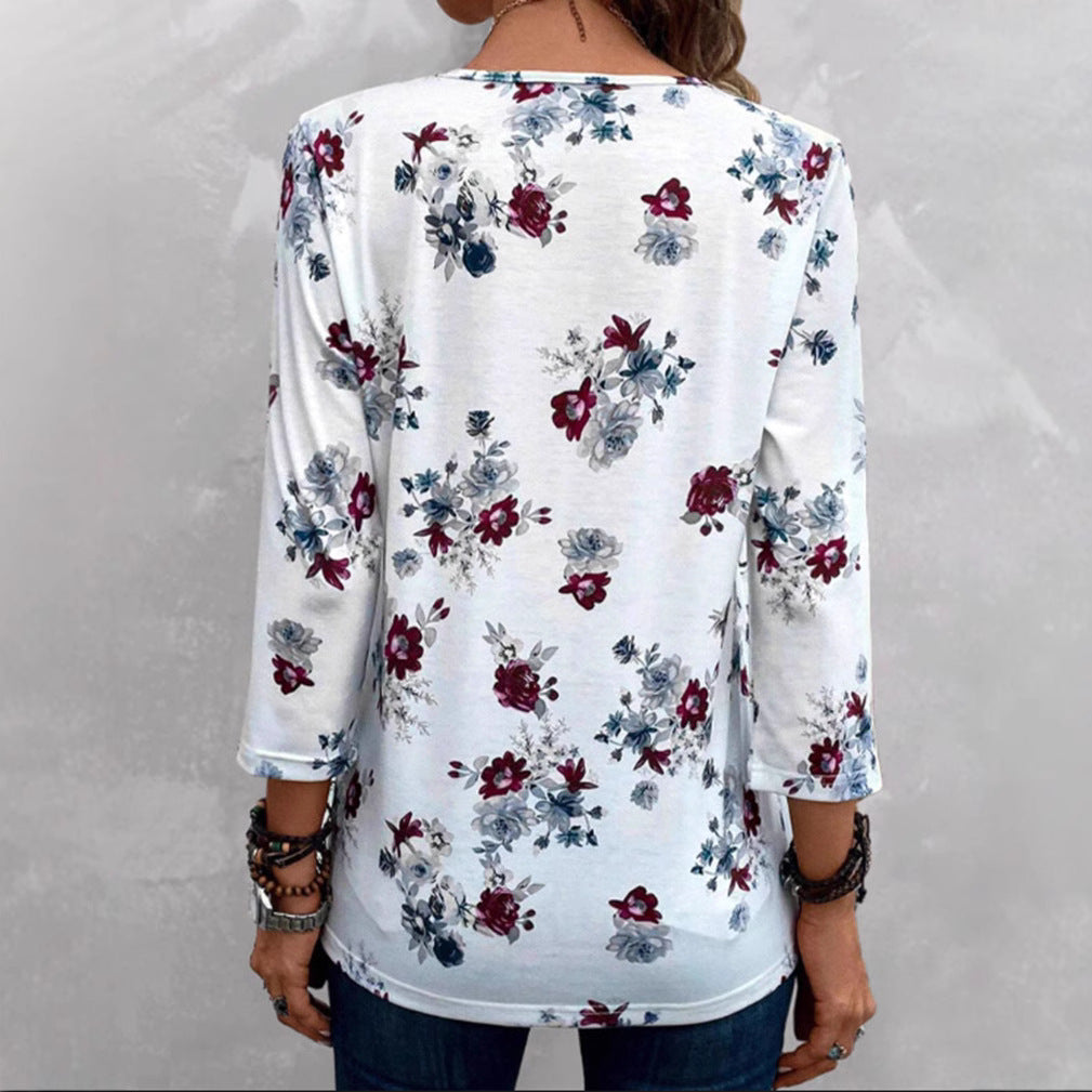Kvinnebluse med blomstermønster og knappdetaljer Skjora