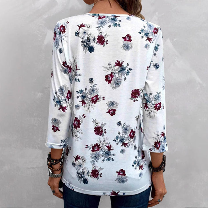 Kvinnebluse med blomstermønster og knappdetaljer Skjora