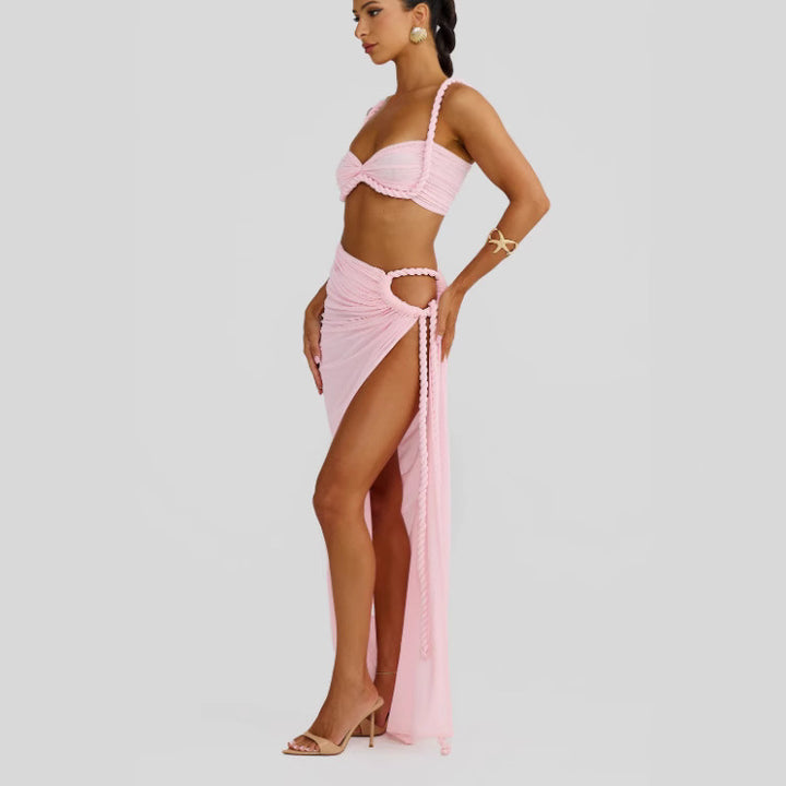 Kvinnes bikini sett med elegant omslagstoff og kunstneriske snøre detaljer Skjora