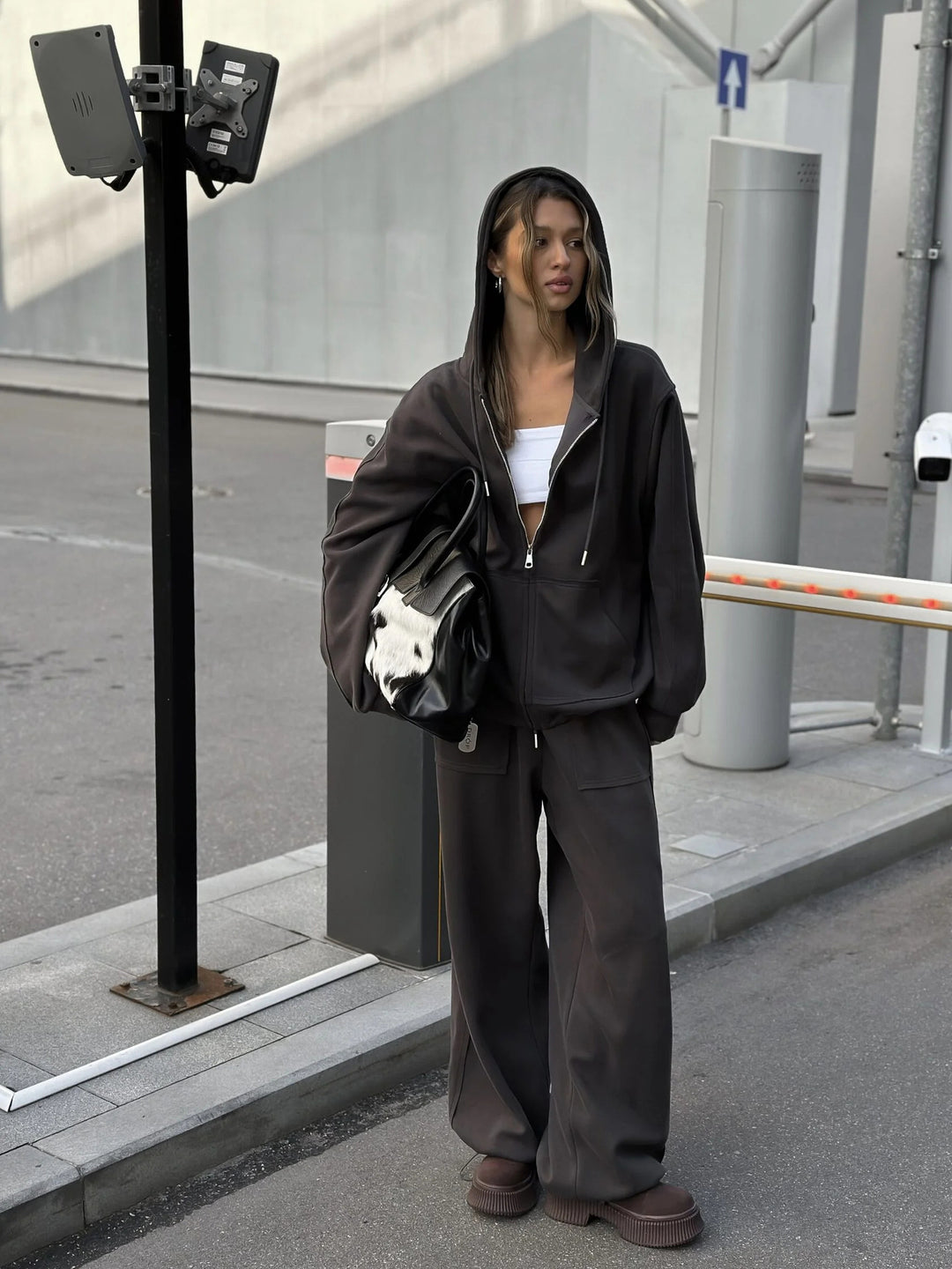 Kvinnens avslappede hettegensere jumpsuit med løs passform og praktiske lommer Skjora