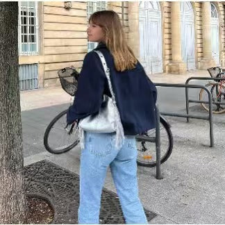 Kvinnes moderne korte jakke i avslappet snitt med dobbel knappestolpe Skjora