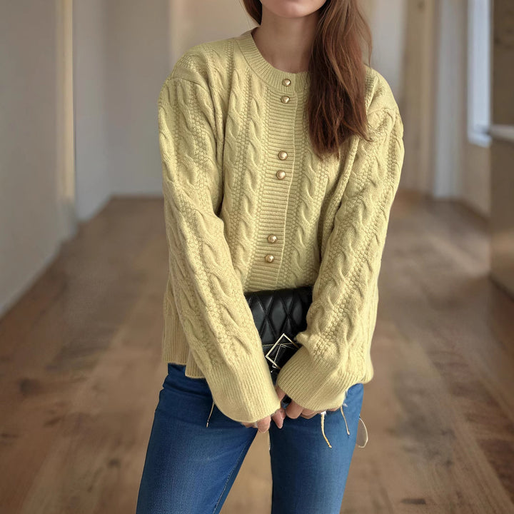 Dame chunky strikket cardigan med dekorative knapper og kabelmønster Skjora