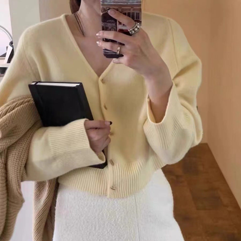 Dame cardigan med dyp V-hals og elegante knapper Skjora