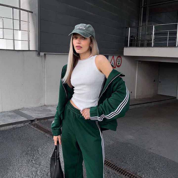 Dame sporty velour joggedress med sidestriper Skjora
