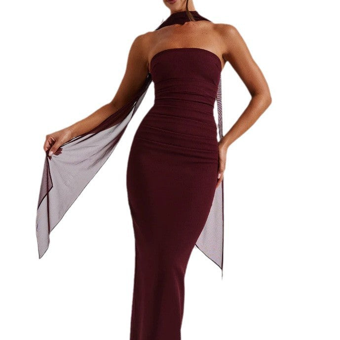 Kvinnens lange kveldsdrakt med elegant off-the-shoulder-design og lette volanger