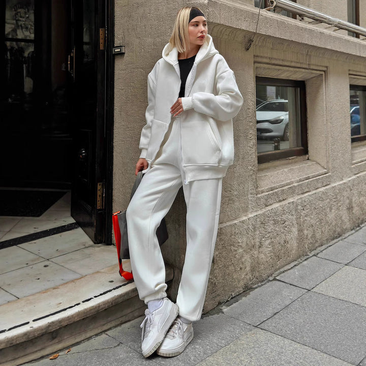 Kvinnes sporty fleece-sett med hette og vide bukser Skjora