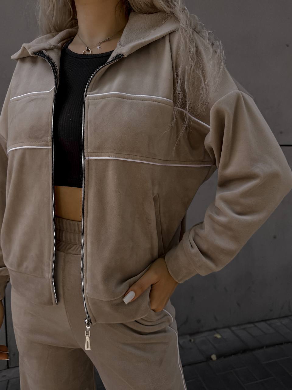 Damer sporty-elegant fleece joggedrakt med glidelås Skjora