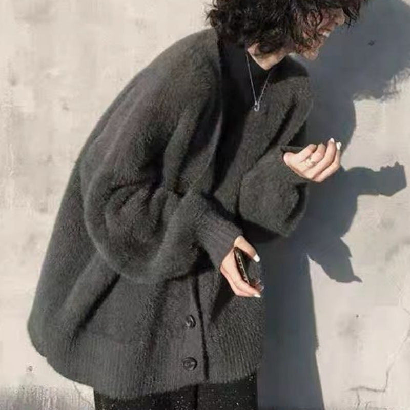 Kvinne Fluffy Cardigan med Store Knapper og Bred Klipp Design Skjora