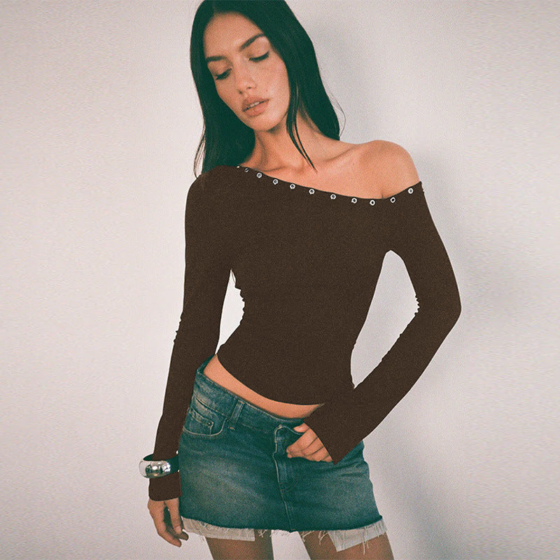 Kvinne Off-Shoulder Topp med Fasjonable Knapper og Figurformet Snitt
