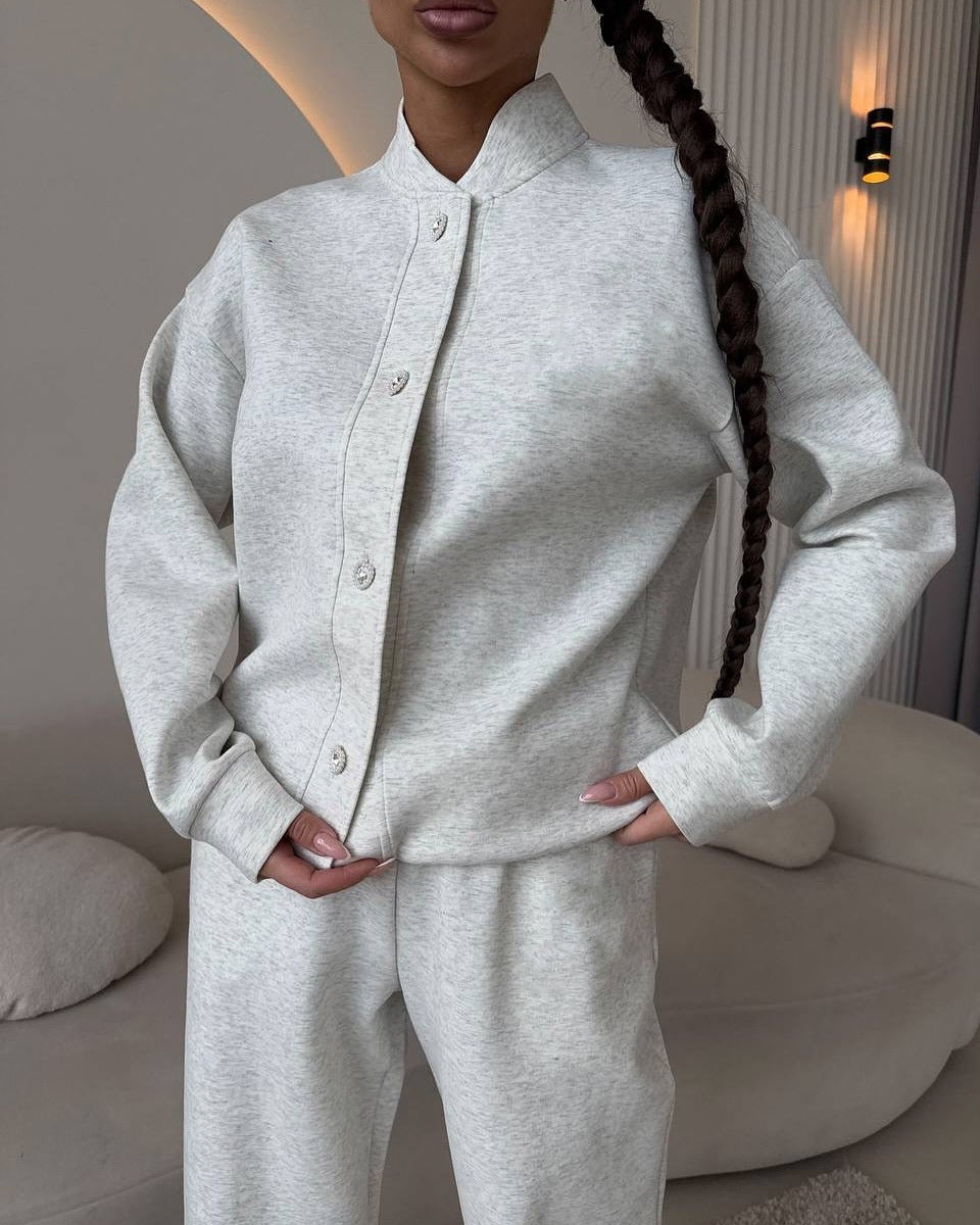 Kvinnes elegant hverdags loungewear sett med knappe detaljer Skjora