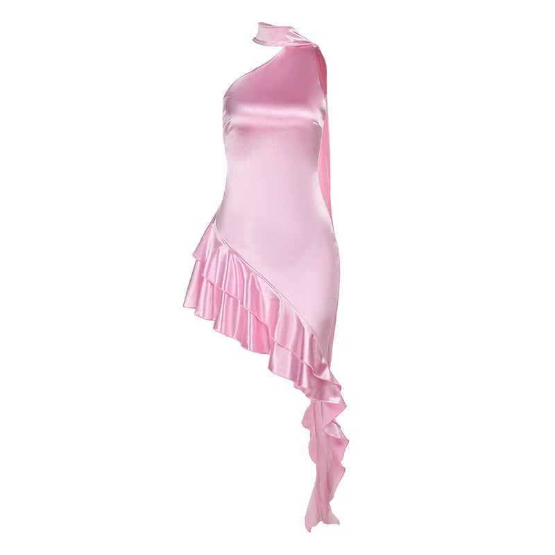 Kvinnes asymmetrisk satin kjole med elegante volangdetaljer