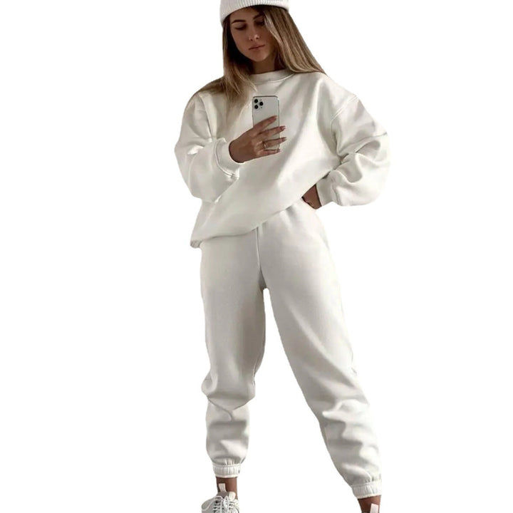 Dame uformell sweatshirt og jogger-sett laget av mykt materiale med elastisk midjebånd og høy bærekomfort Skjora