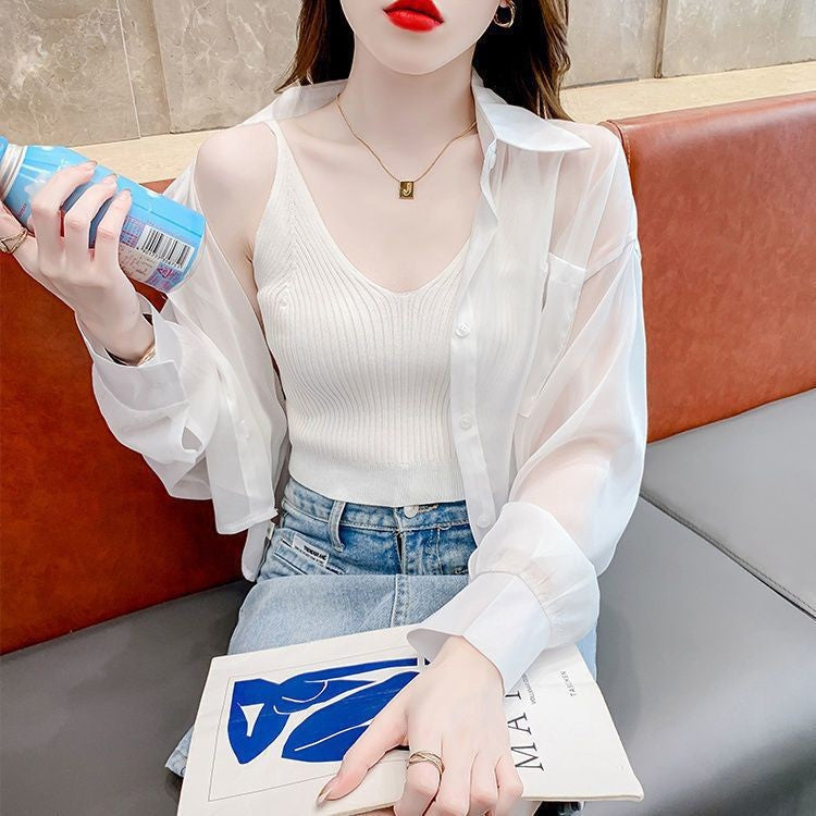 Kvinne transparent bluse med delikat V-hals og fine ribbedetaljer Skjora