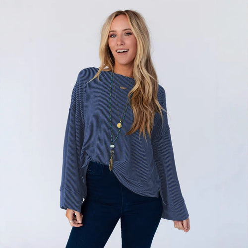 Topp for kvinner i casual stil med strukturert ribbestrikket mønster og brede vide ermer Skjora