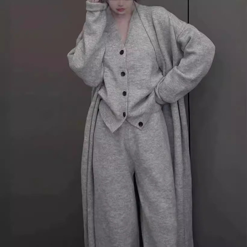Damer elegant strikket ensemble med lang cardigan og vide bukser Skjora