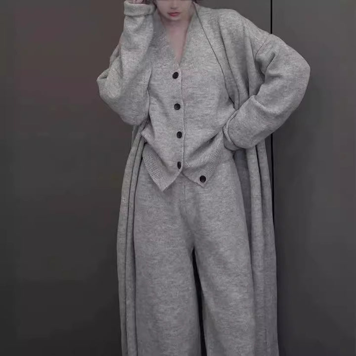 Damer elegant strikket ensemble med lang cardigan og vide bukser Skjora