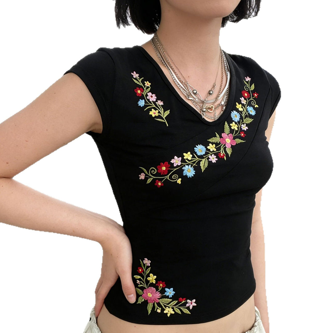 Damebluse med blomsterbroderi og innsvingt snitt Skjora