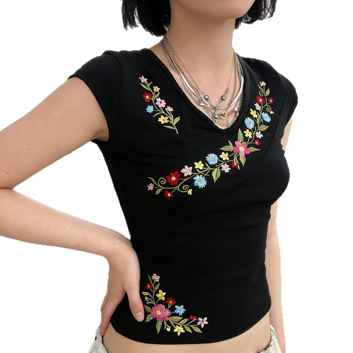 Damebluse med blomsterbroderi og innsvingt snitt Skjora