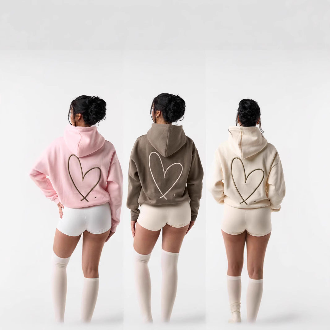 Dame het het sweatshirt med stor hjerte design og behagelige korte shorts Skjora