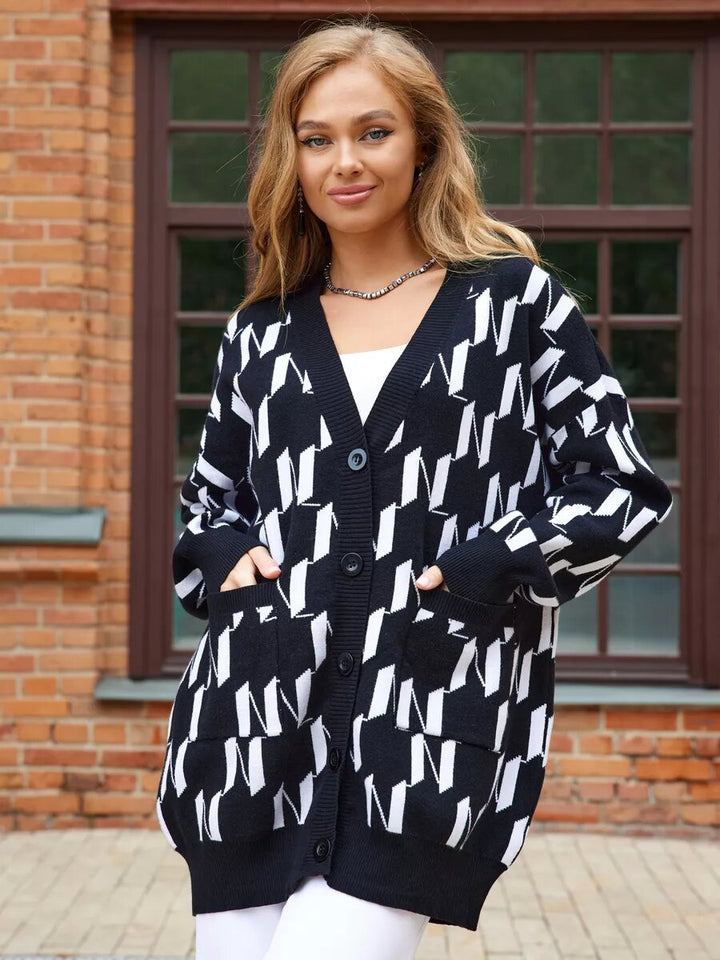 Dame grafisk strikket cardigan med store knapper og lommer Skjora