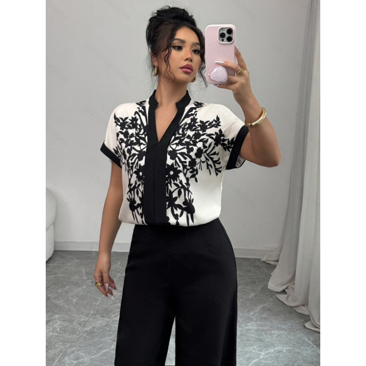 Damebluse med blomsterdetaljer og elegant snitt Skjora