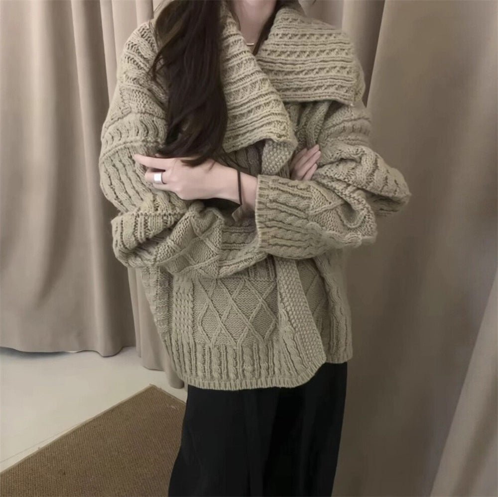 Dame chunky strikket cardigan med ståkrage og unike kabelmønster Skjora