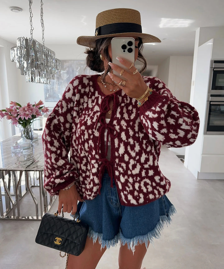 Kvinnens cardigan med slående dyremønster og elegante bånddetaljer Skjora