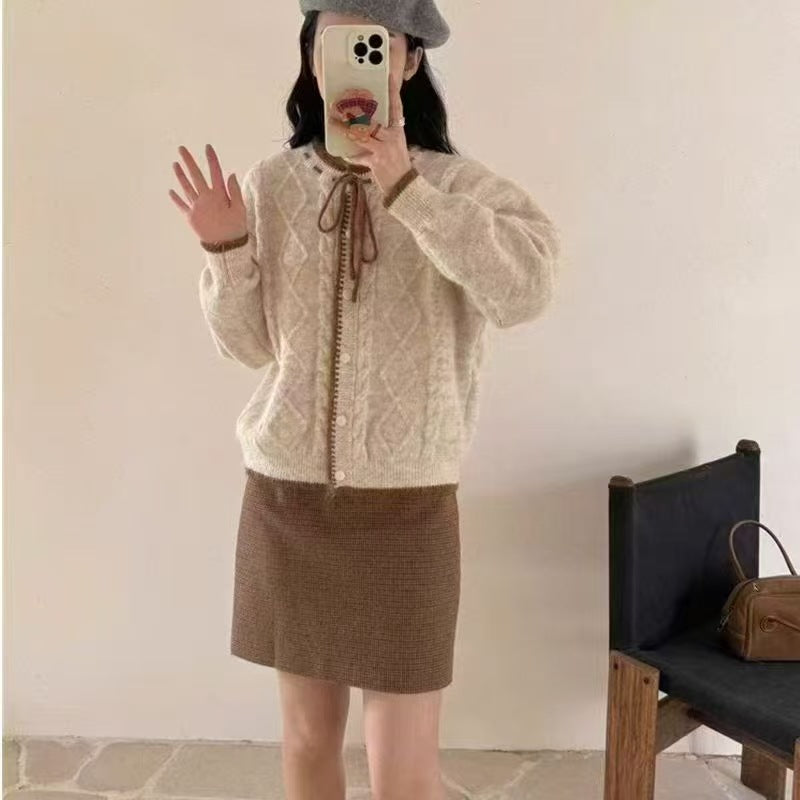 Kvinnens Koselige Cardigan med Dekorativ Kabelstrikk og Snor Drawstring