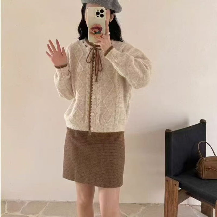 Kvinnens Koselige Cardigan med Dekorativ Kabelstrikk og Snor Drawstring