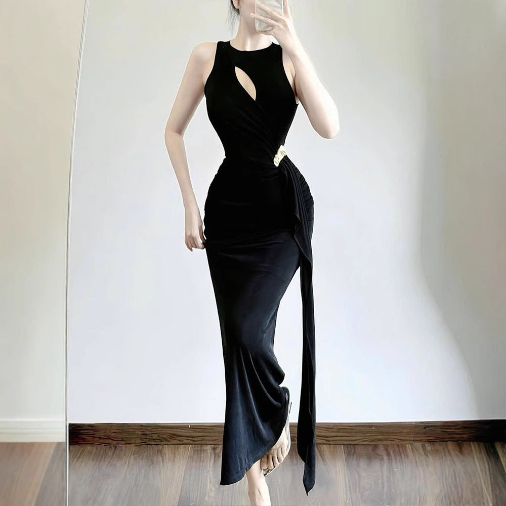 Dame figurnær kveldskjole med asymmetrisk snitt og elegant drapering Skjora