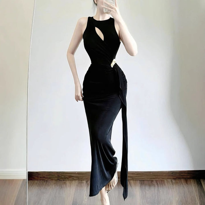 Dame figurnær kveldskjole med asymmetrisk snitt og elegant drapering Skjora