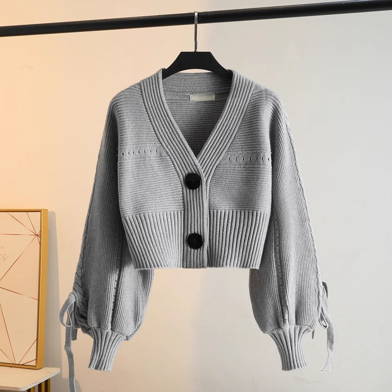 Dames fashionabel cropped cardigan med elegante knappdetaljer og unik ribbestruktur Skjora