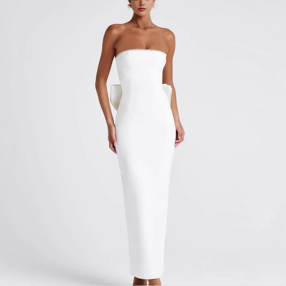 Kvinnens elegante figurnære maxi-kjole med avkuttede skuldre og trendy volanger detaljer